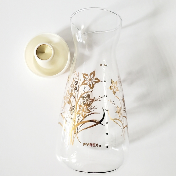VTG PYREX Juice Pitcher Milk Carafe Glass Server Floral Leafy Gold Overlay Tall - Picture 5 of 14